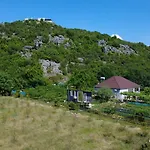 Orchard Guard Tower Πανσιόν Ivanaj