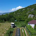 Πανσιόν Orchard Guard Tower Ivanaj